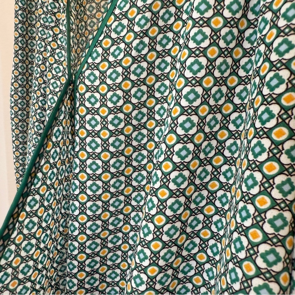 Max Studio Women's Green Geometric Print V-Neck Blouse Size S - Picture 4 of 11